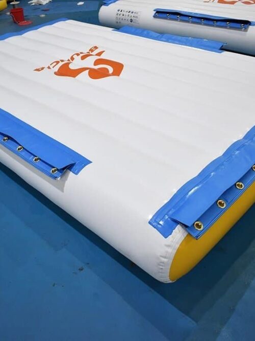 Module de piste Bouncia pour agencements de parcours d’obstacles gonflables sur lac