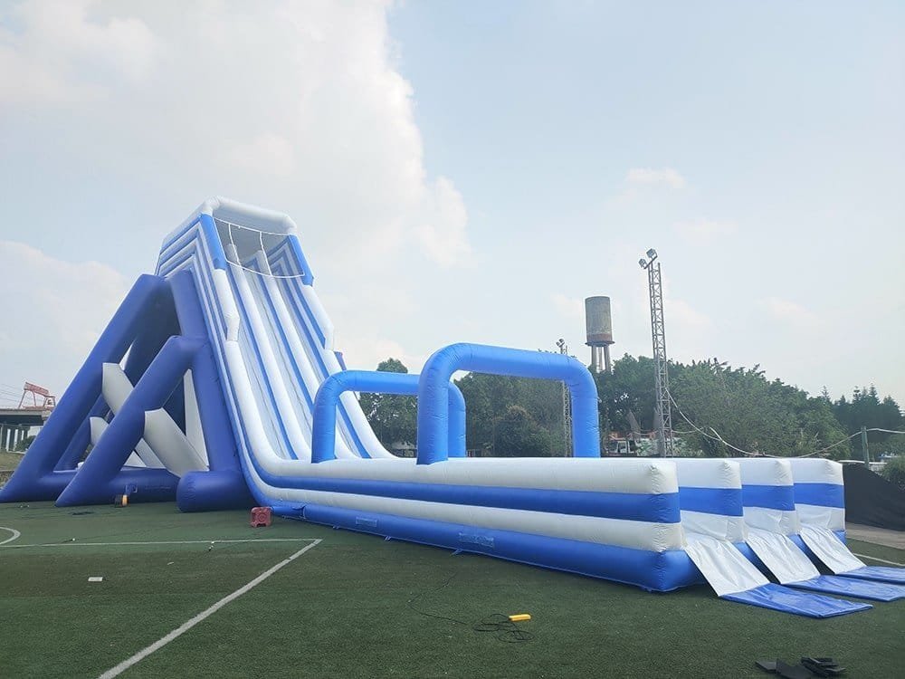 Toboggans gonflables géants terrestres Bouncia avec piscine à vendre