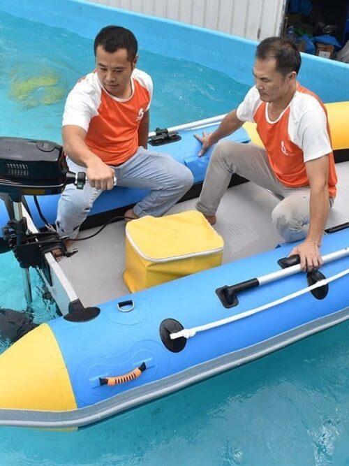 Bateau gonflable polyvalent avec moteur