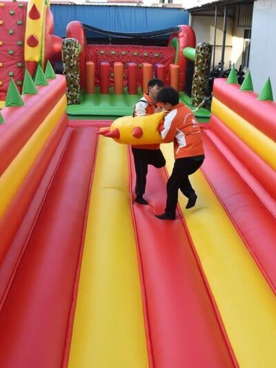 Course sur parcours d’obstacles gonflable Bouncia – Obstacle-5