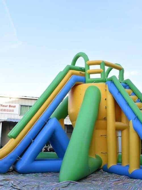 Équipement aquatique gonflable géant à vendre – Rockslide Tower 01