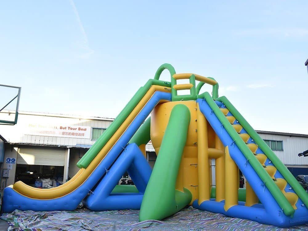 Équipement aquatique gonflable géant à vendre – Rockslide Tower 01