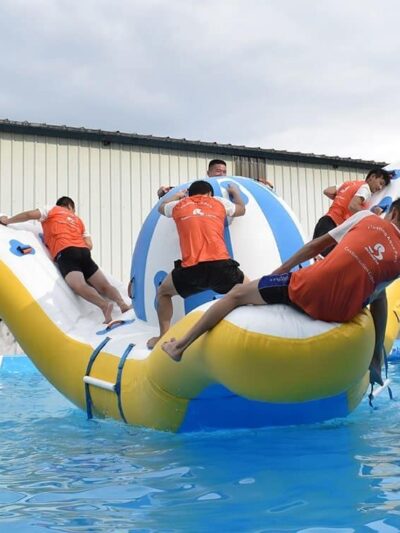 Structures gonflables de parc aquatique Bouncia pour défis d’équilibre — Triple Teeter 01
