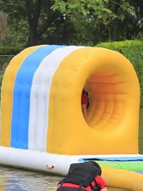 Module tunnel traversant pour parcs aquatiques flottants