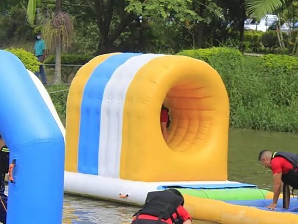 Module tunnel traversant pour parcs aquatiques flottants