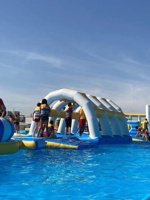 Parc flottant avec piscine à structure métallique : plaisir aquatique polyvalent