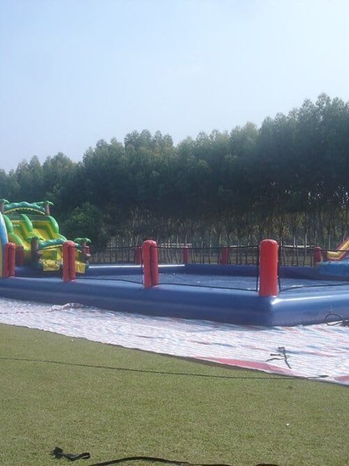 Parc aquatique mobile avec toboggans sur le thème des animaux et piscine carrée de 25 m