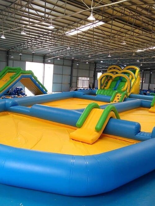 Parc aquatique gonflable mobile avec toboggan arqué et piscine personnalisée