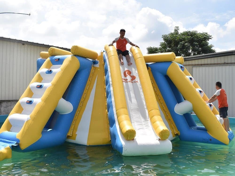 Station escalade et toboggan de parc aquatique flottant