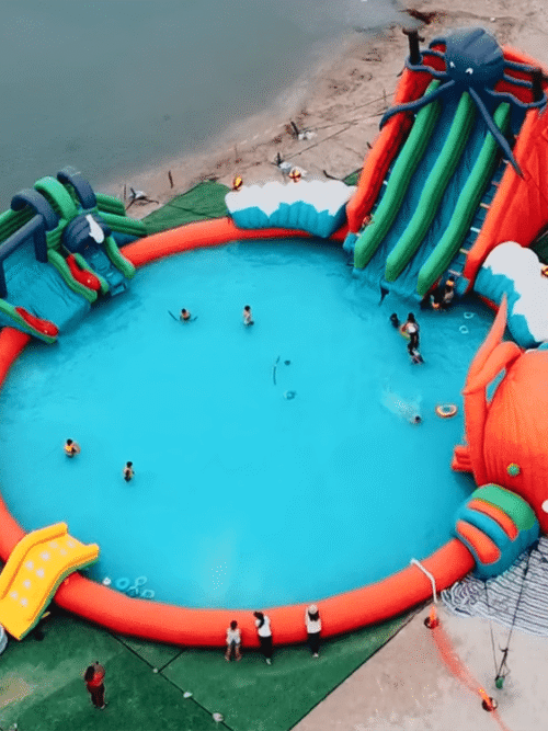 Parc aquatique mobile avec piscine géante de 20 m de diamètre et toboggans gonflables