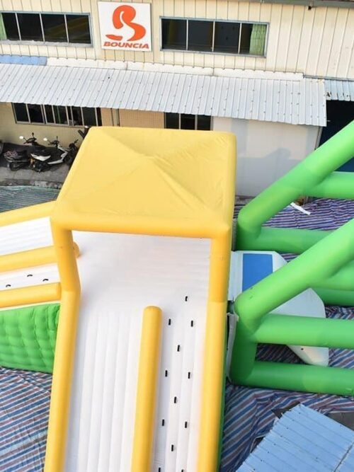 Tour de sports nautiques gonflable géante avec balançoire et toboggan
