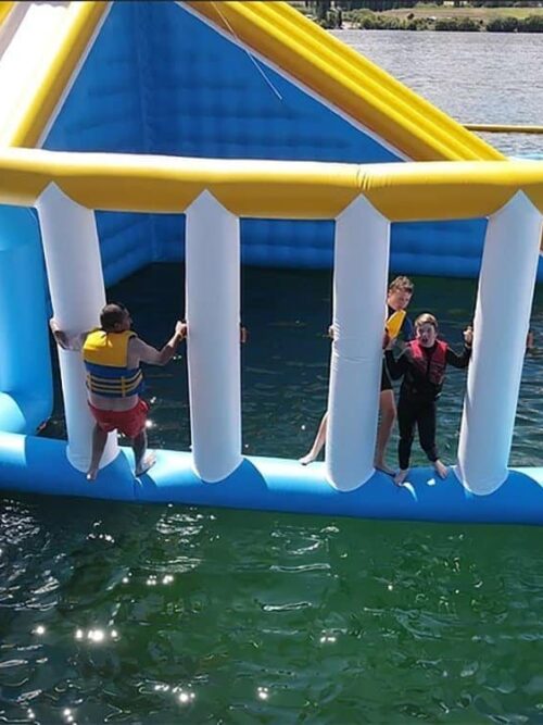 Module de traversée sur colonnes pour structures gonflables de parc aquatique