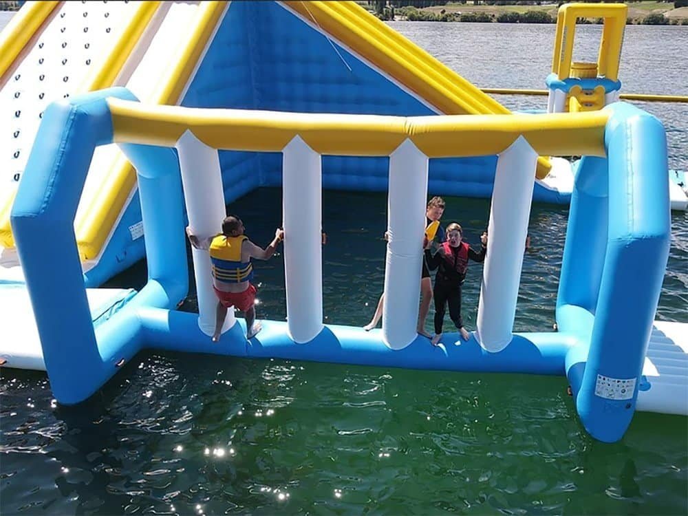 Module de traversée sur colonnes pour structures gonflables de parc aquatique