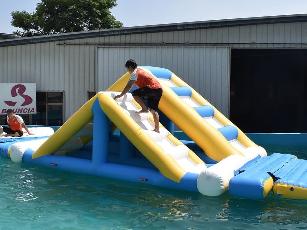 Parcours d’obstacles aquatique sûr et palpitant pour adultes