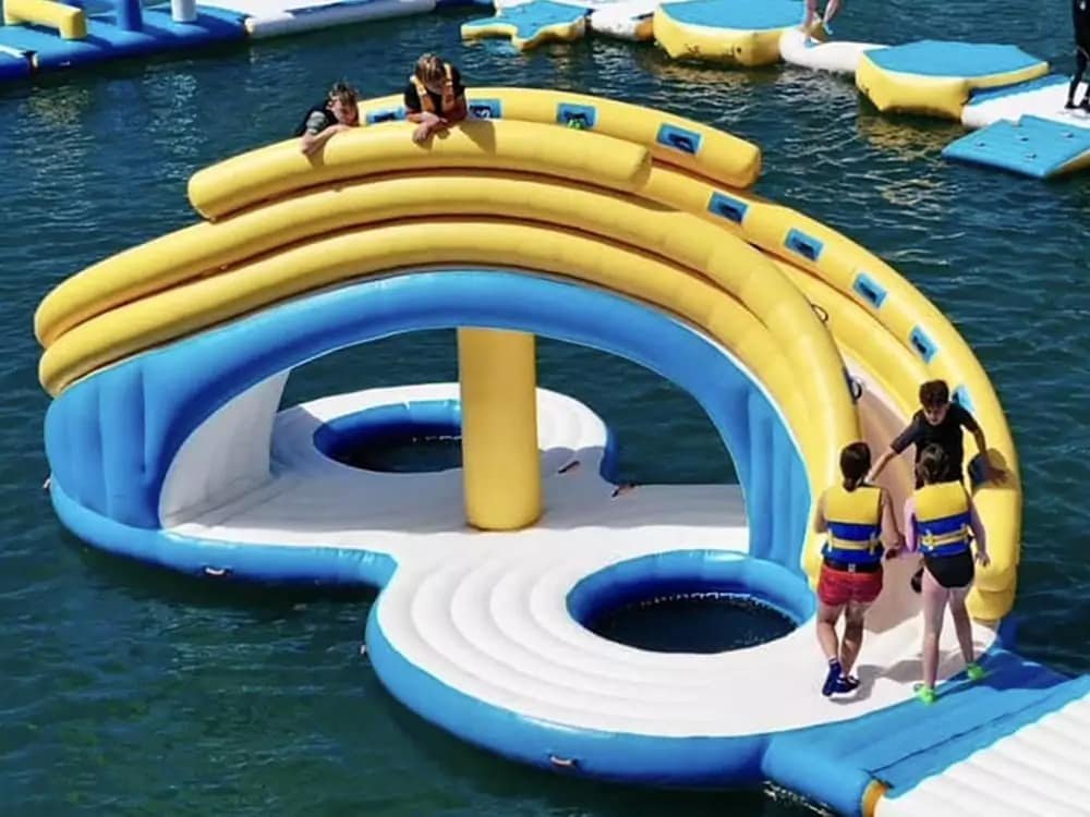 Toboggan aquatique flottant gonflable avec support d’escalade