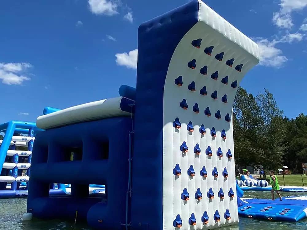 Mur d’escalade gonflable pour parc aquatique