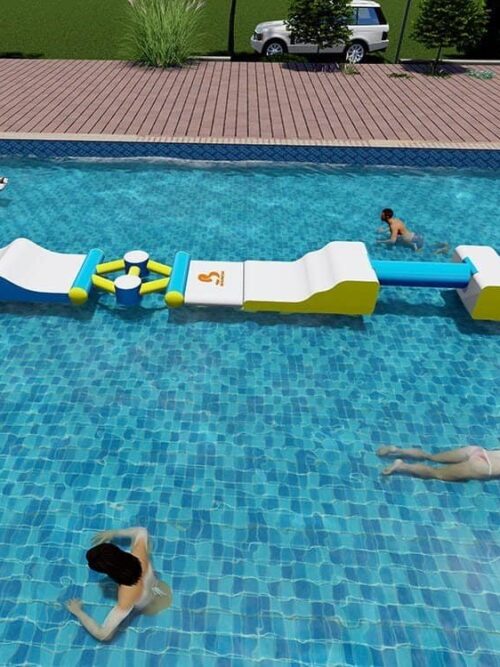Parcours d’obstacles gonflable pour piscine peu profonde pour s’amuser dans l’eau